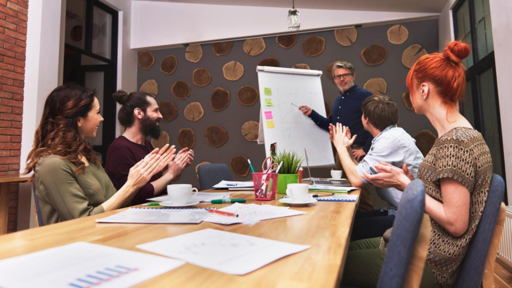 Moderne Finanzanalyse-Arbeitsplätze mit professionellen Tools